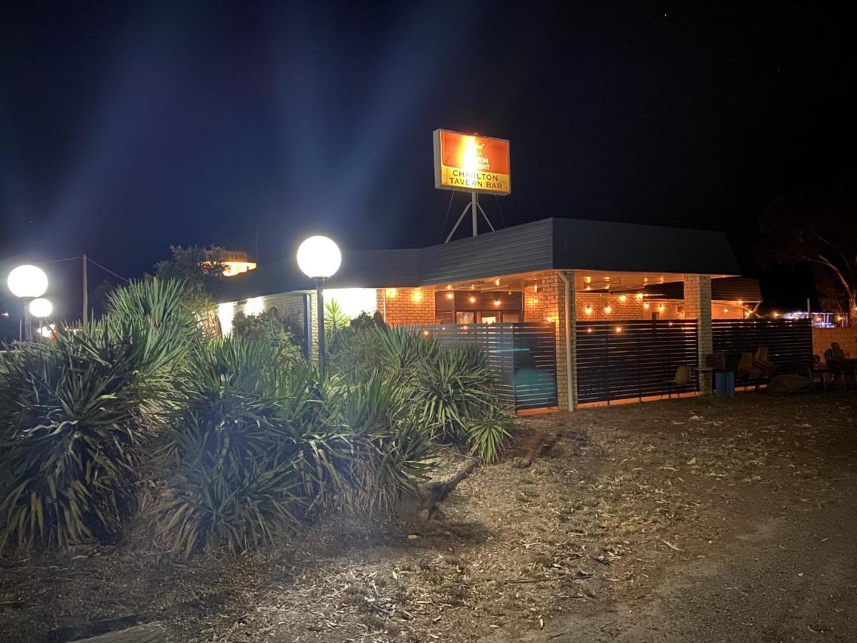Charlton Motel Екстериор снимка